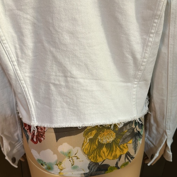Holister white cropped trucker jacket with raw hem. Button closure/pockets - Picture 5 of 6